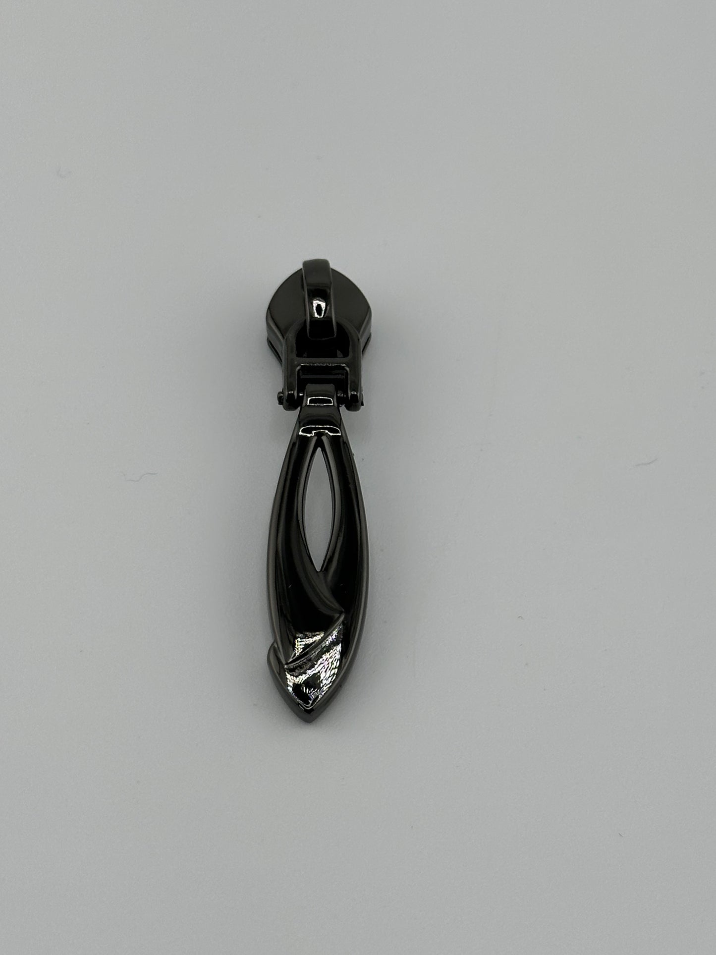#5 Chic Twist Zipper Pull
