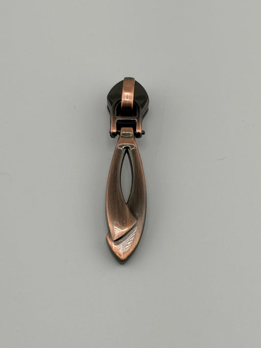 #5 Chic Twist Zipper Pull