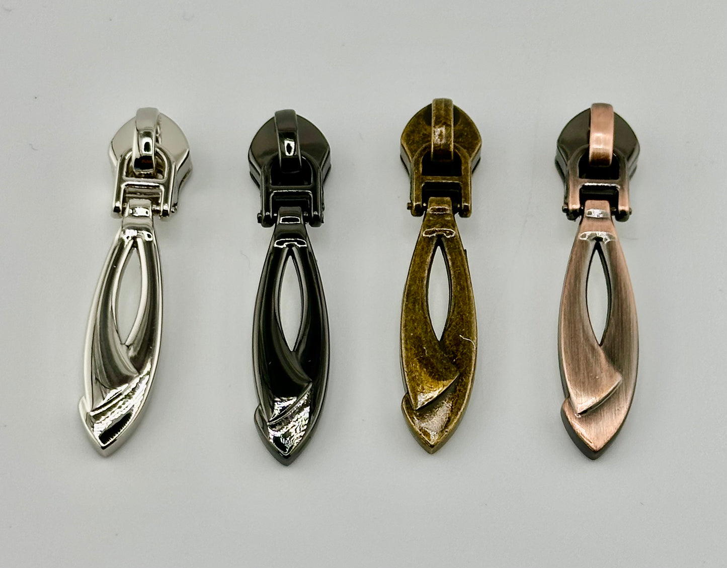 #5 Chic Twist Zipper Pull