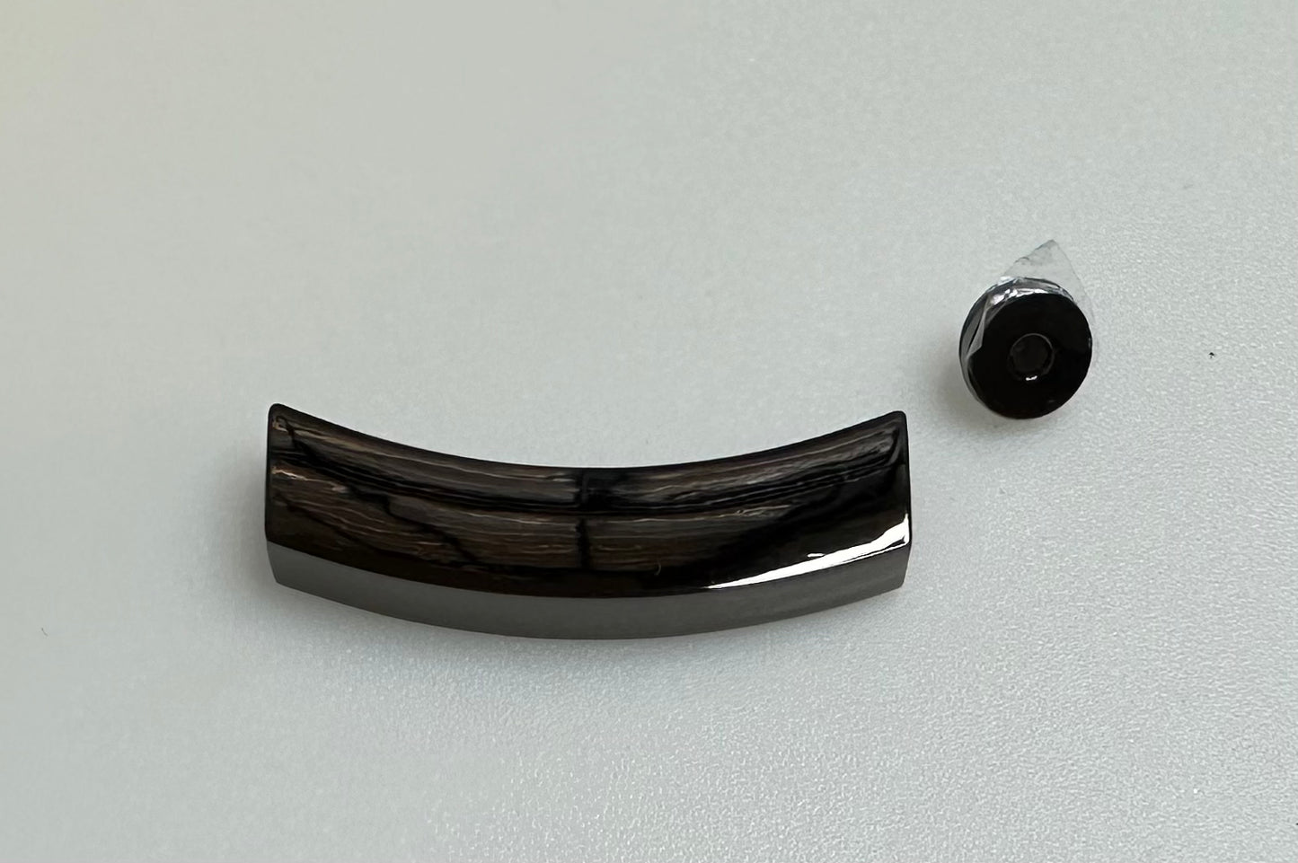 Curved Magnetic Edge Lock