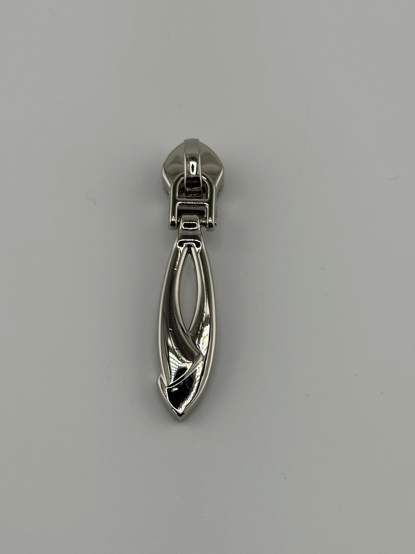 #5 Chic Twist Zipper Pull