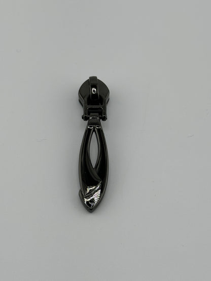 #5 Chic Twist Zipper Pull