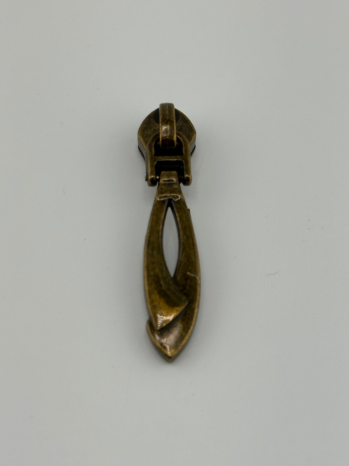 #5 Chic Twist Zipper Pull