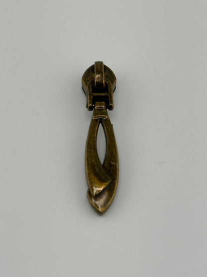 #5 Chic Twist Zipper Pull