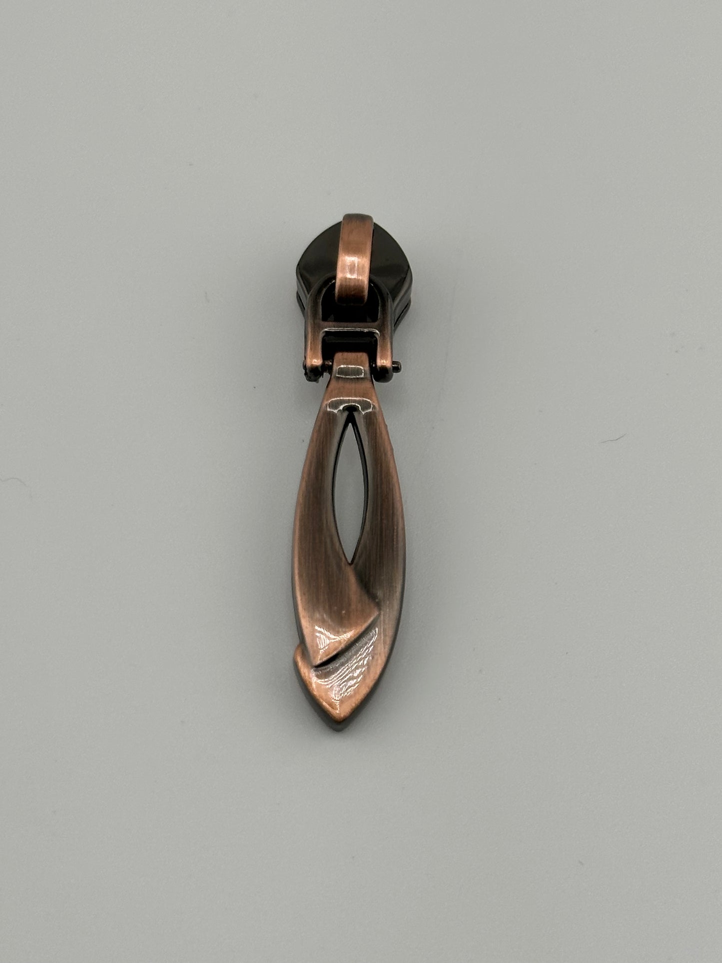 #5 Chic Twist Zipper Pull