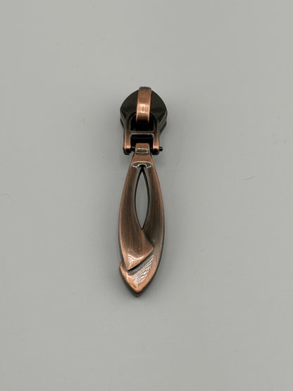 #5 Chic Twist Zipper Pull
